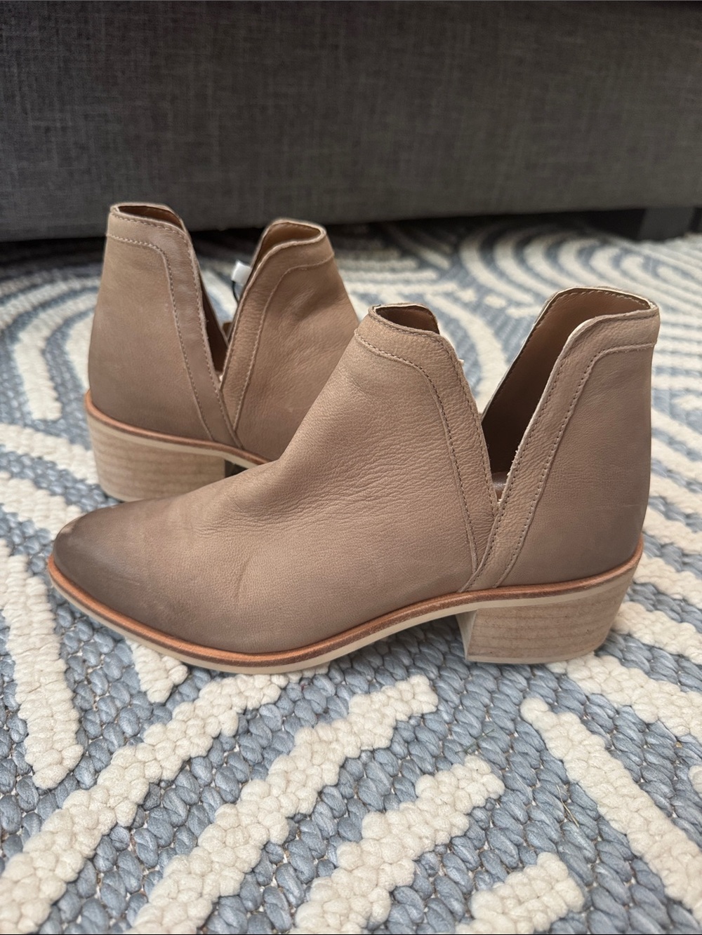 Crevo Collins Genuine Leather Hand Burnished Ankle Booties Taupe Size 6 NWT